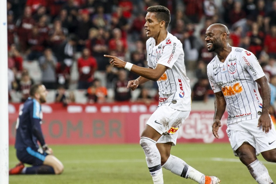 Pedrinho e Love durante jogo contra o Athletico Paranaense