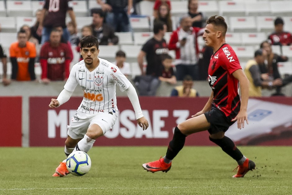 Lateral Fagner em ação na partida contra o Athletico Paranaense