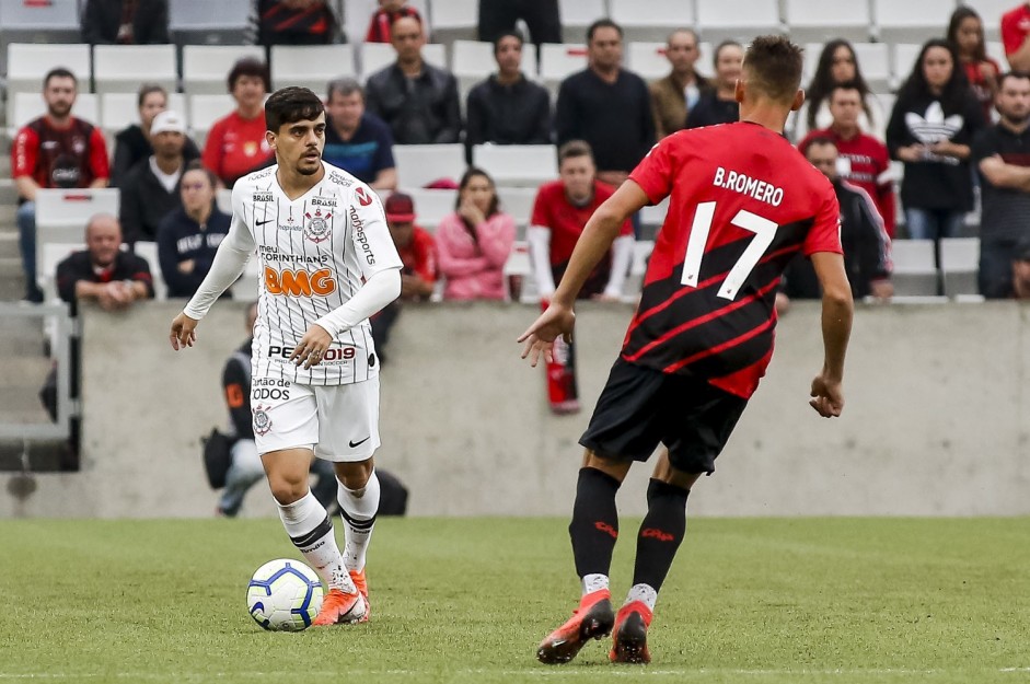 Fagner em ação na partida contra o Athletico Paranaense