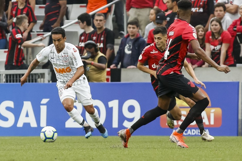 Jadson em ao na partida contra o Athletico Paranaense