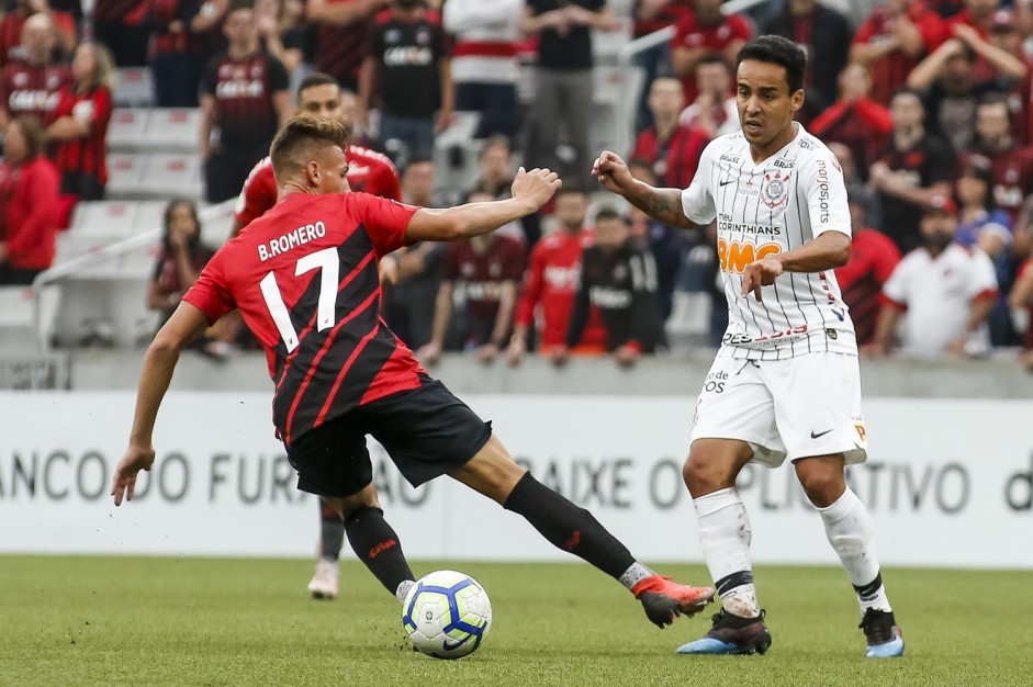 Jadson em ação na partida contra o Athletico Paranaense, pelo Campeonato Brasileiro