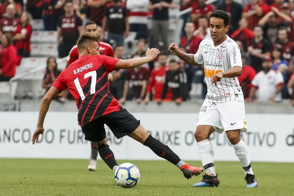 Jadson em ao na partida contra o Athletico Paranaense