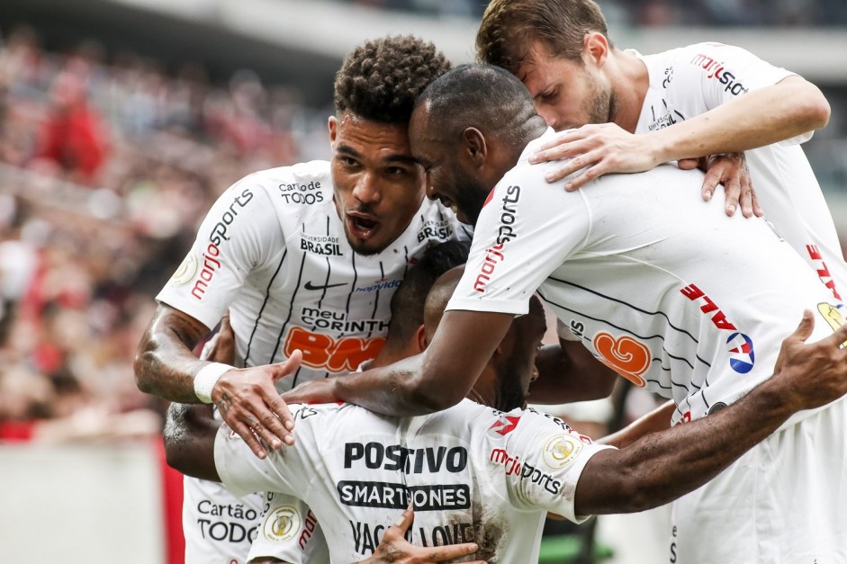 Love anotou o primeiro gol do Corinthians contra o Athletico Paranaense