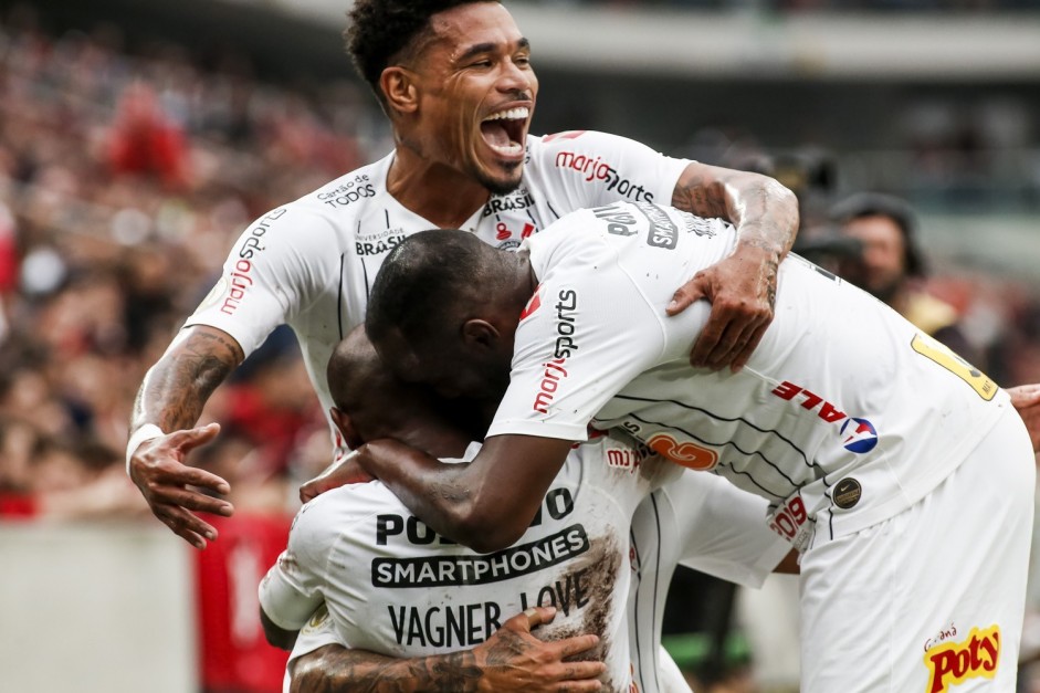 Vagner Love comemora com companheiros seu gol contra o Athletico Paranaense, pelo Brasileiro