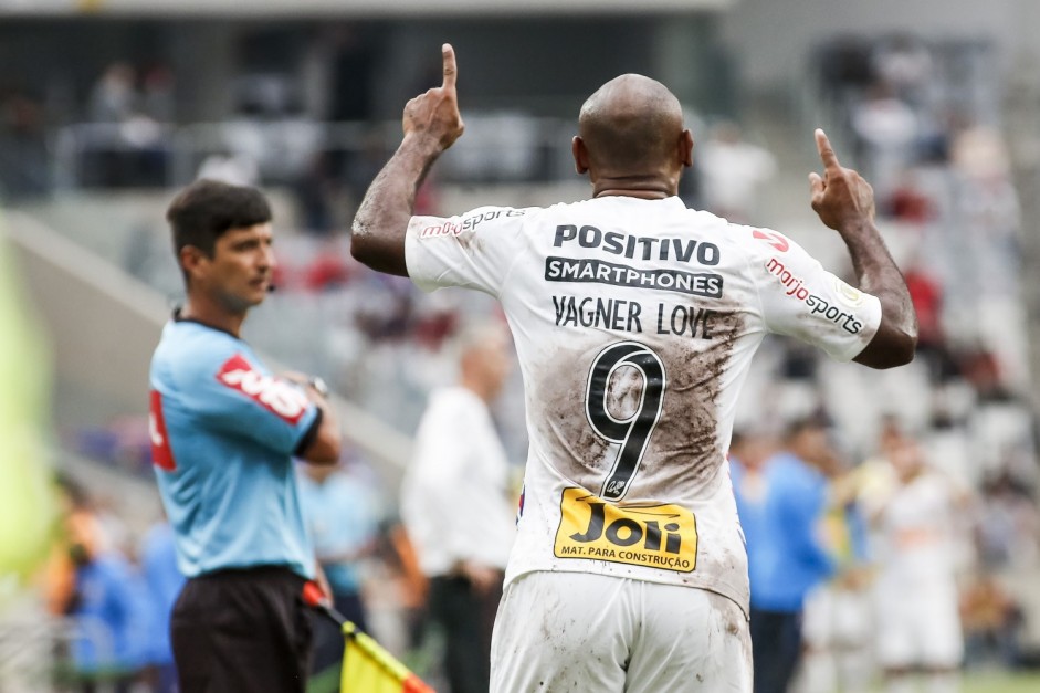 Vagner Love comemorando seu gol contra o Athletico Paranaense