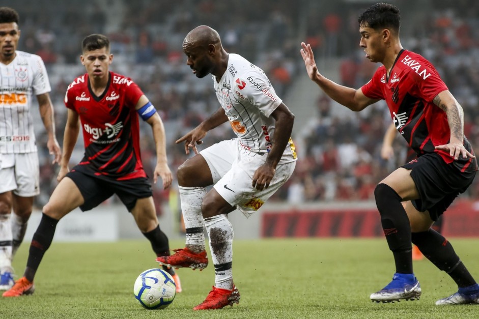 Vagner Love jogando contra o Athletico Paranaense, pelo Brasileiro