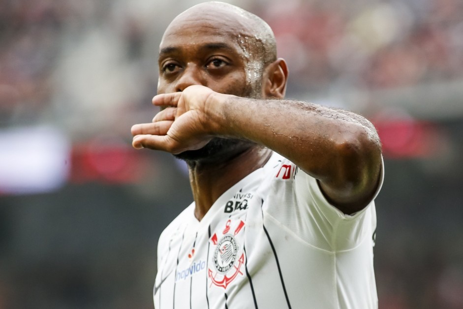 Vagner Love fez o primeiro gol do Timão contra o Athletico Paranaense