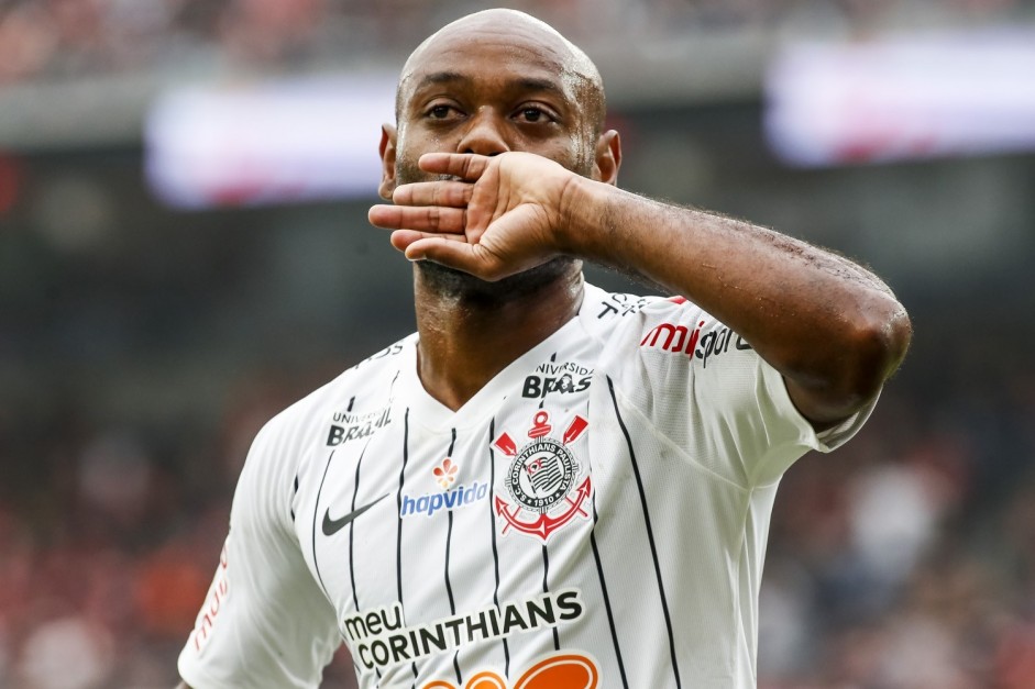 Vagner Love marcou o primeiro gol do Corinthians contra o Athletico Paranaense, pelo Brasileiro