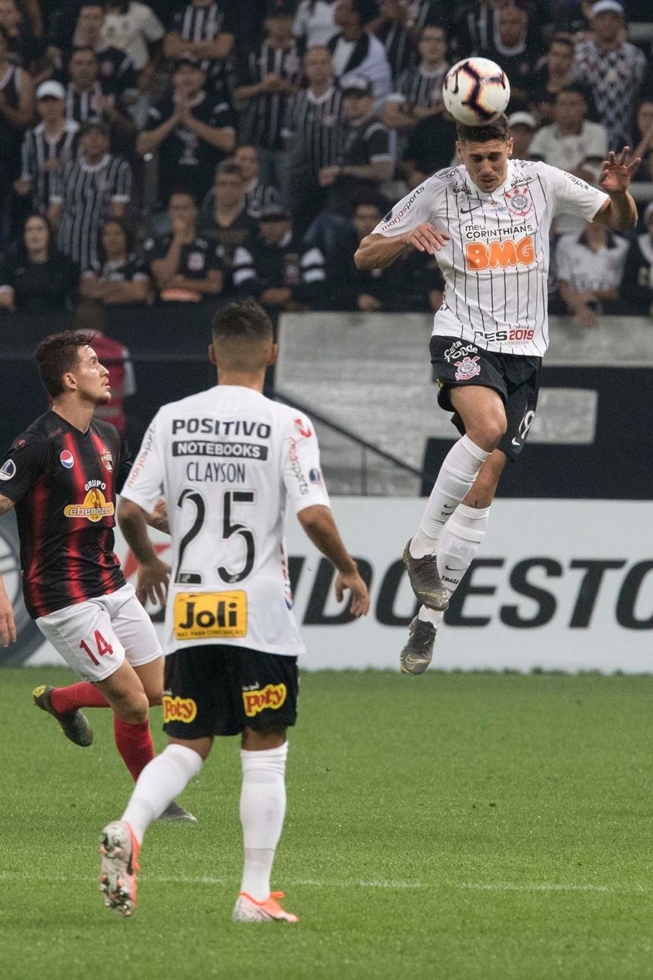 Clayson e Avelar no jogo contra o Deportivo Lara, pela Sul-Americana, na Arena Corinthians