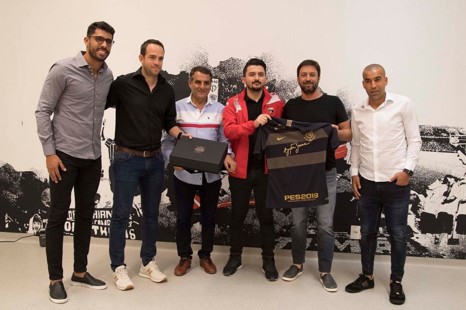 Corinthians entrega uma placa aos representantes do ...