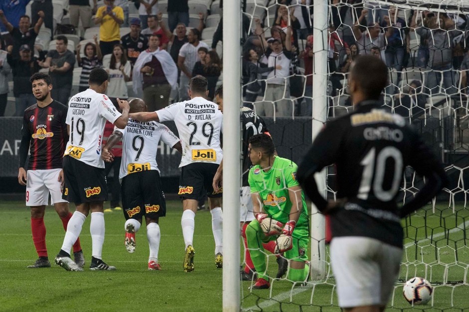 Elenco comemora o gol de Love contra o Deportivo Lara, pela Sul-Americana, na Arena Corinthians