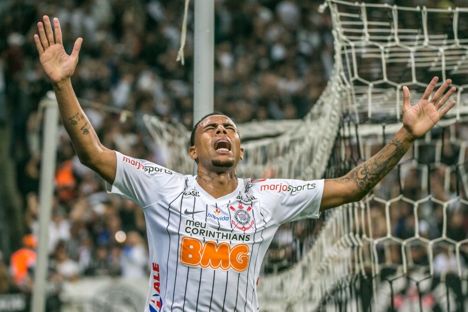 Gustavo se emocionou ao voltar a marcar pelo Corinthians em Itaquera