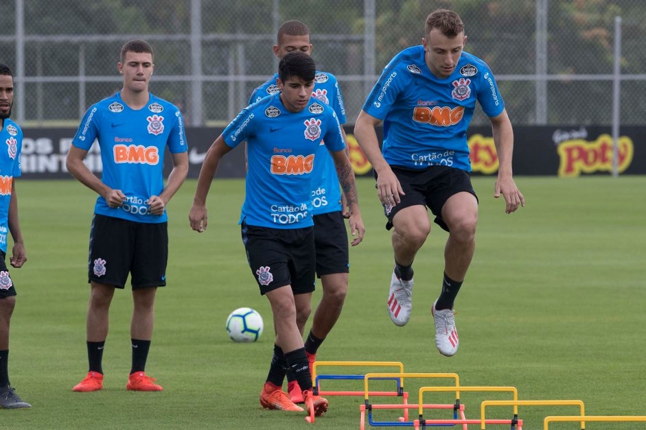 Carlos, Araos e Piton no treinamento de hoje no CT Joaquim Grava