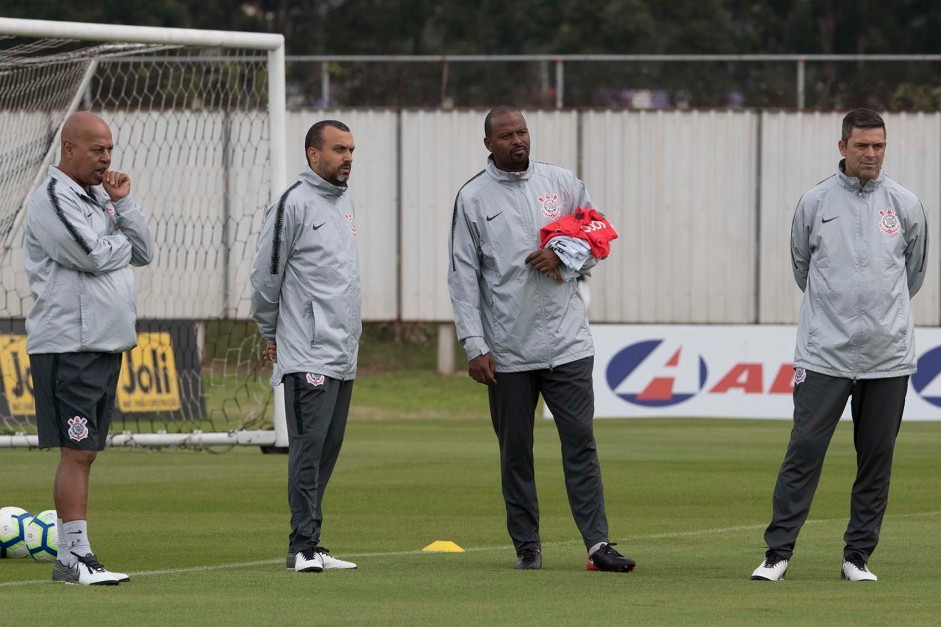 Comissão técnica durante o treino desta sexta-feira no CT Joaquim Grava