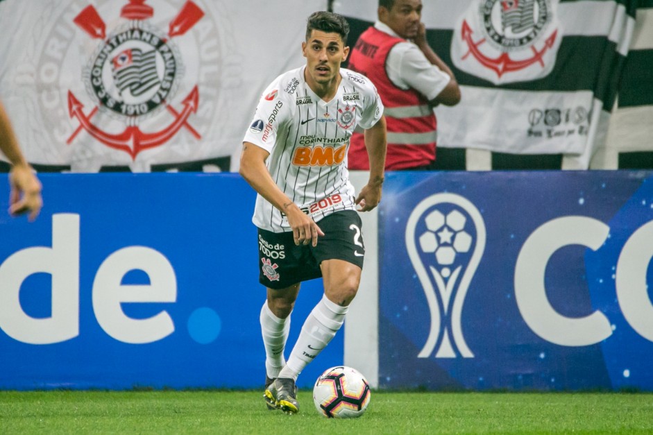 Danilo Avelar no jogo contra o Deportivo Lara, pela Copa Sul-Americana, na Arena Corinthians
