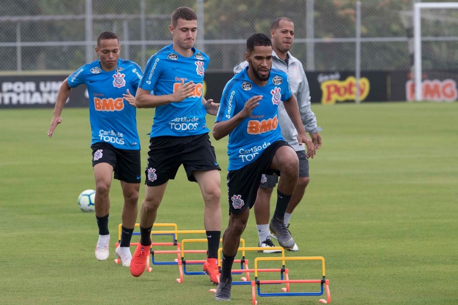 Everaldo treina no CT Joaquim Grava com companheiros