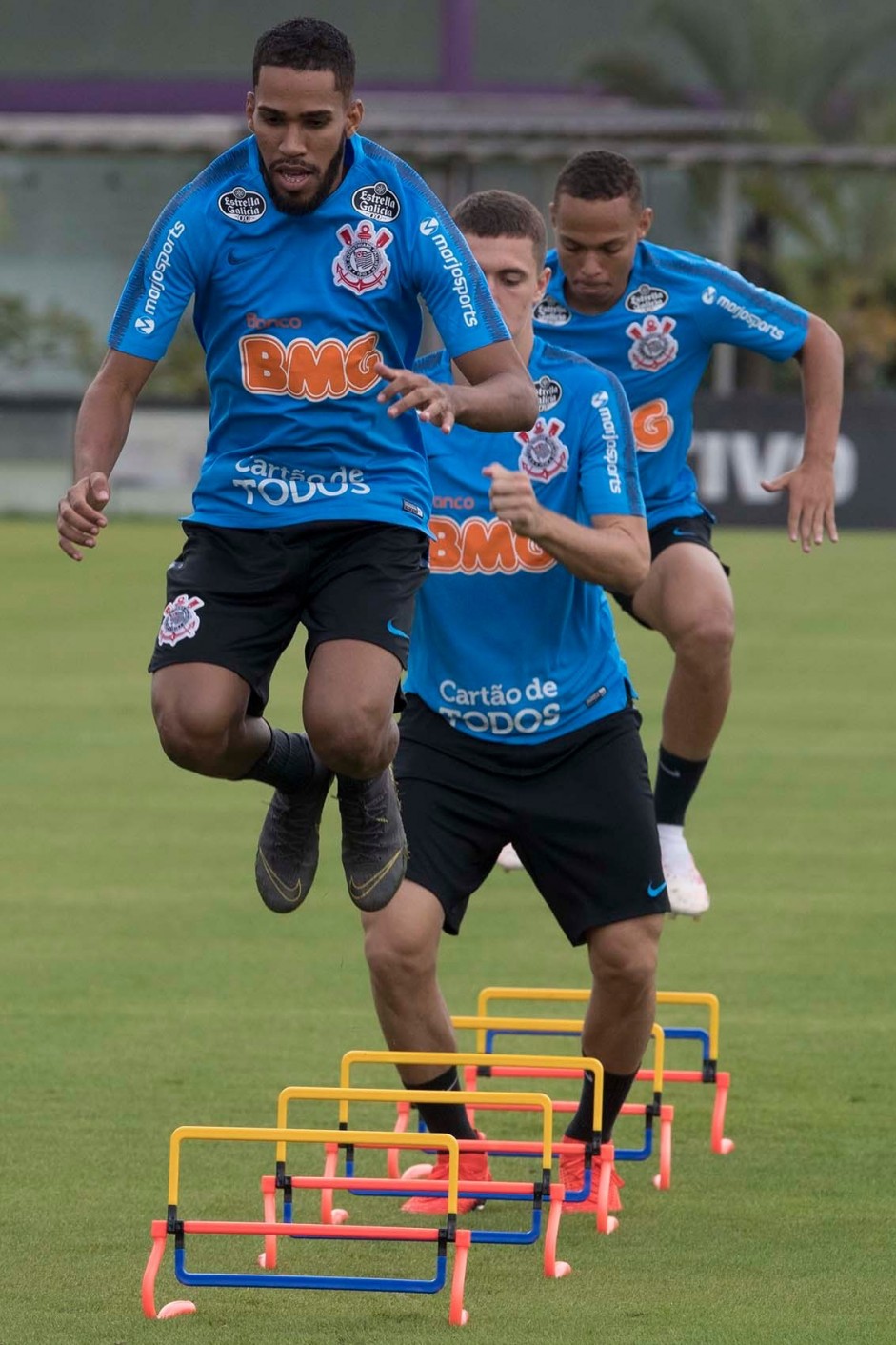 Everaldo treinando no elenco nesta sexta-feira