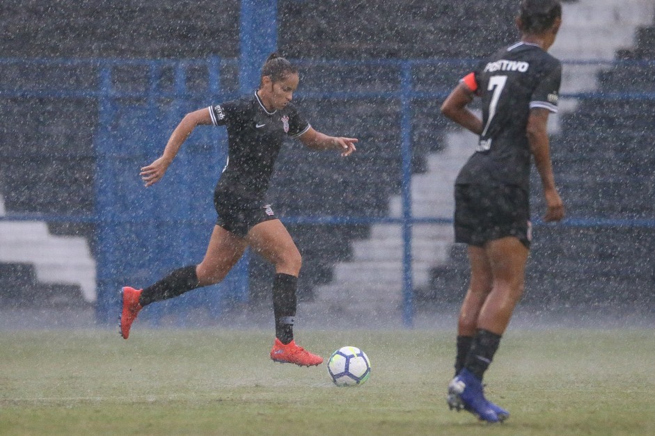 Muita chuva no jogo entre Corinthians e Vitria-PE pelo Brasileiro Feminino