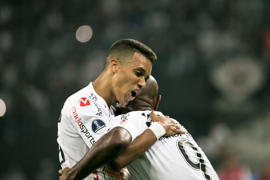 Pedrinho comemora com Love o gol do atacante contra o Deportivo Lara