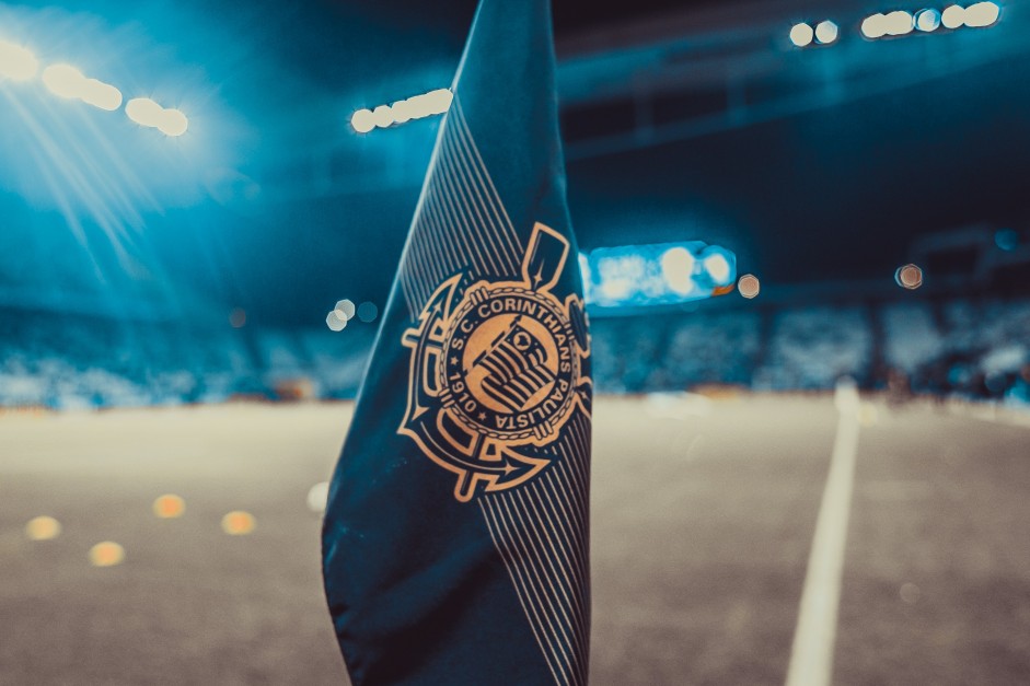 Destaque para a linda bandeirinha de escanteio da Arena Corinthians