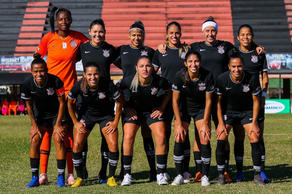 Elenco corinthiano feminino antes do jogo contra a Portuguesa, pelo Paulista da categoria