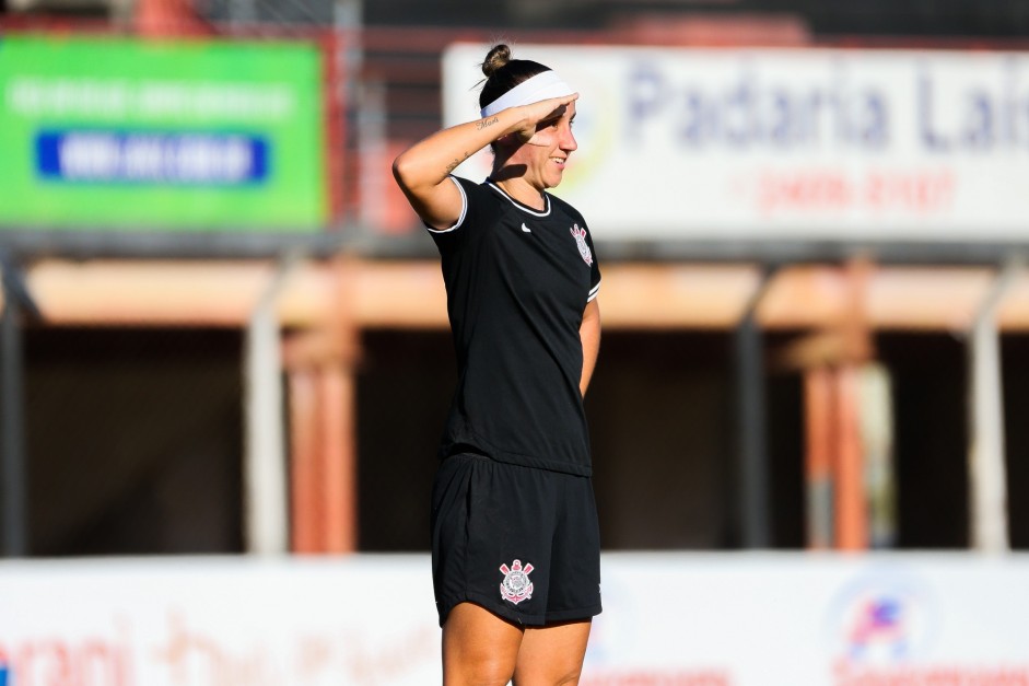 Em comemorao ao seu gol contra a Portuguesa, Pardal presta continncia