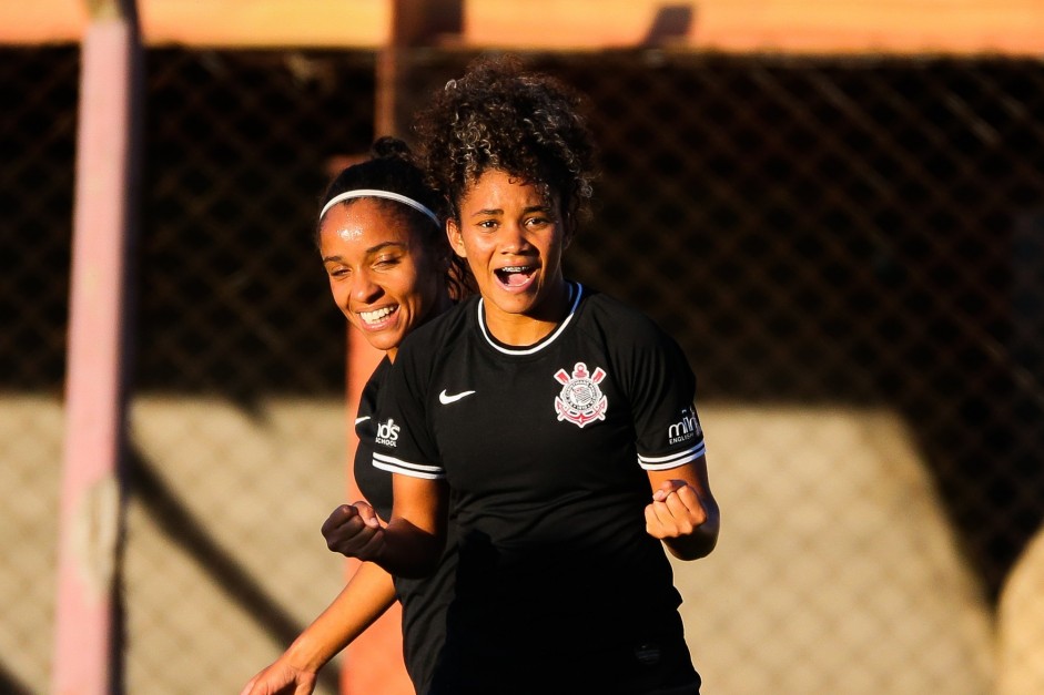 Ingryd comemora seu gol contra a Portuguesa, pelo Paulista Feminino 2019