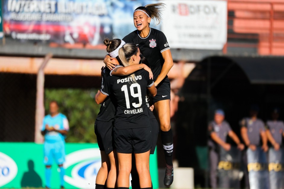 Jogadoras do Corinthians comemoram o gol de Pardal, contra a Portuguesa pelo Paulista Feminino