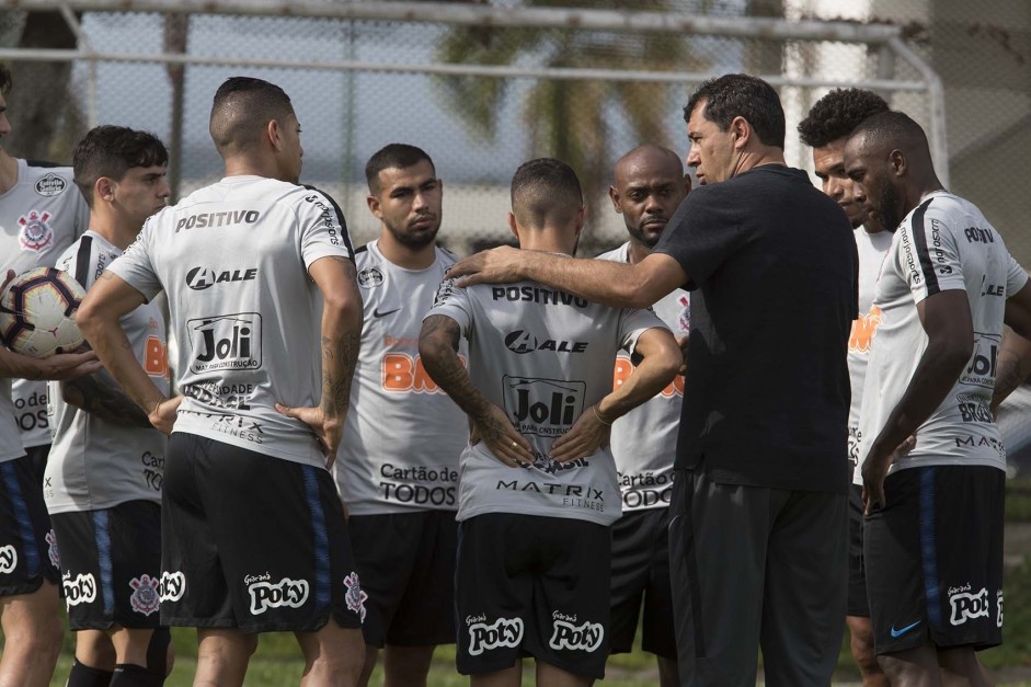 Carille rene jogadores no primeiro treino em solo venezuelano antes do jogo contra o Lara