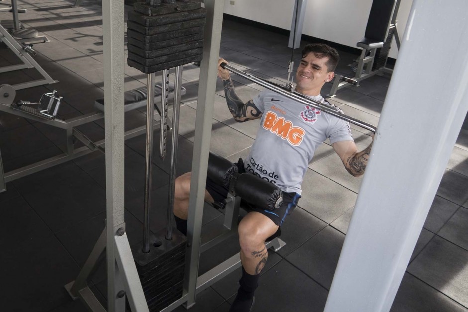 Fagner no treino do Corinthians na Venezuela, para jogo contra o Deportivo Lara