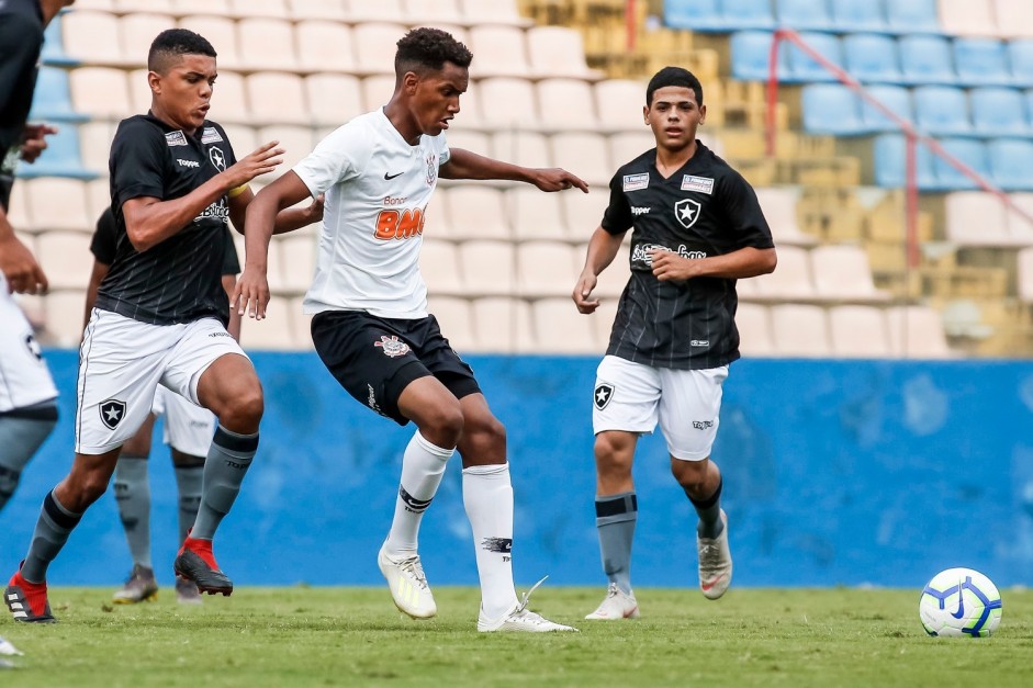 Pelo Campeonato Brasileiro Sub-17, o Corinthians venceu o ...