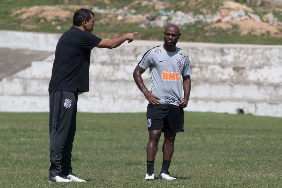 Carille e Love no último treino do Corinthians antes do jogo contra o Deportivo Lara