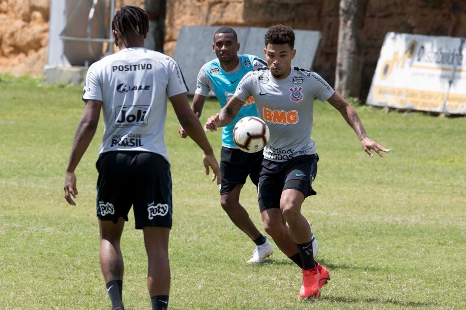 Júnior Urso, Marllon e companheiros no último treino na Venezuela para jogo contra o Lara