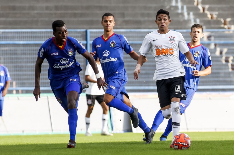 Adson em jogada contra o So Caetano, pelo Paulista Sub-20