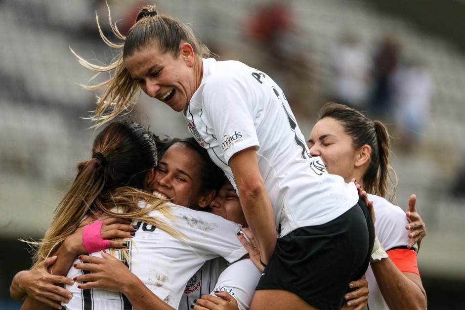Cacau comemorando um dos gols do Corinthians Feminino sobre o Taubaté, pelo Paulista