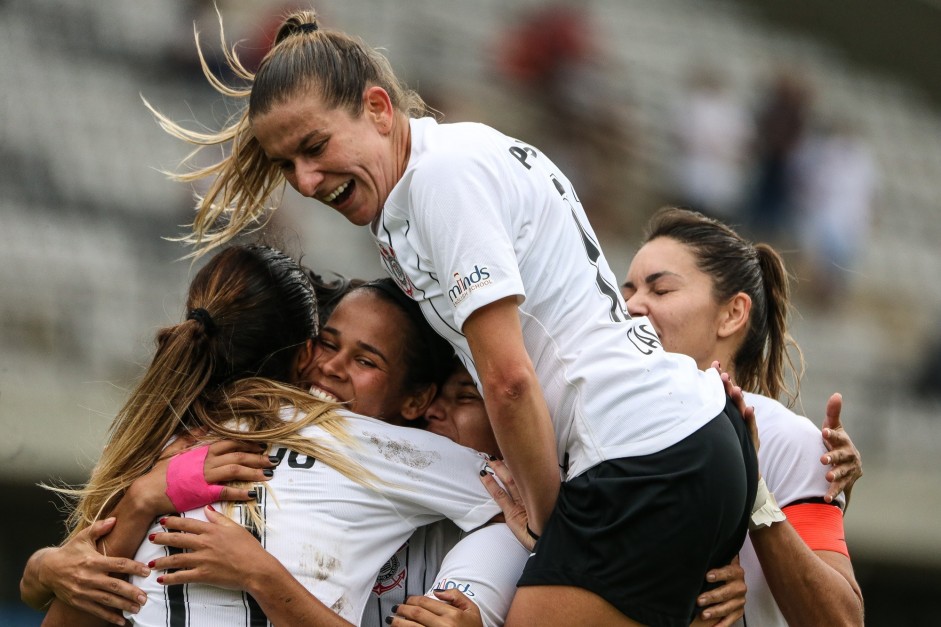 Cacau comemorando um dos gols do Corinthians Feminino sobre o Taubat, pelo Paulista