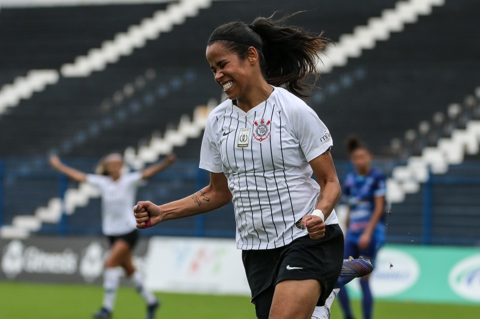 Feliz, Victória comemora muito seu gol contra o Taubaté, pelo Campeonato Paulista Feminino