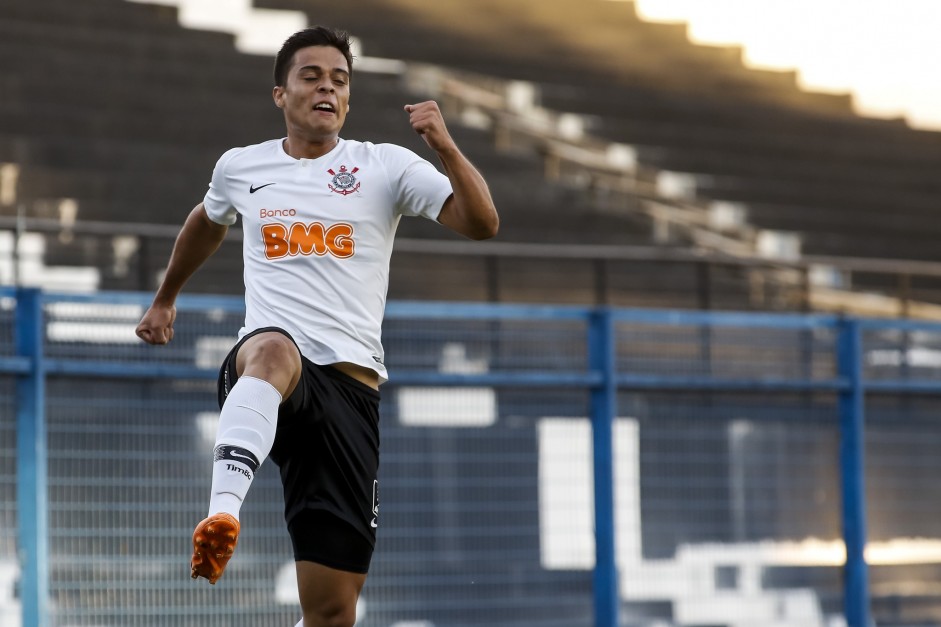 Hugo Sandoval comemora seu gol contra o São Caetano, pelo Campeonato Paulista Sub-20