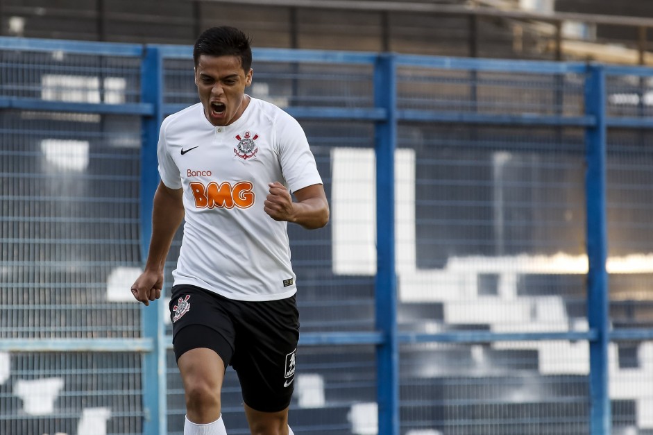 Sandoval durante comemorao do gol da vitria corinthiana sobre o So Caetano, pelo Paulista Sub-20