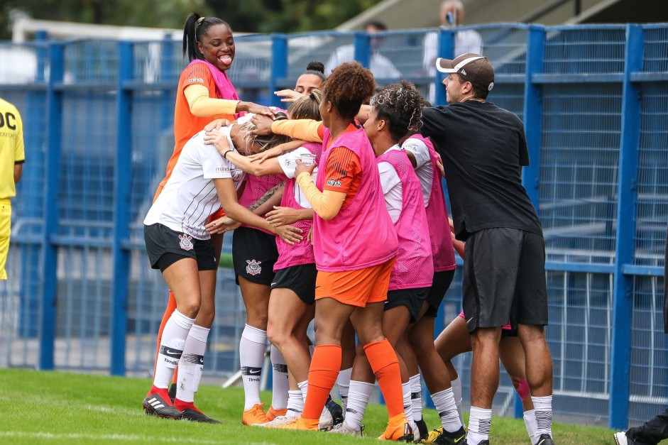 Jogadoras do Corinthians comemorando durante jogo contra o Taubaté, pelo Paulista Feminino
