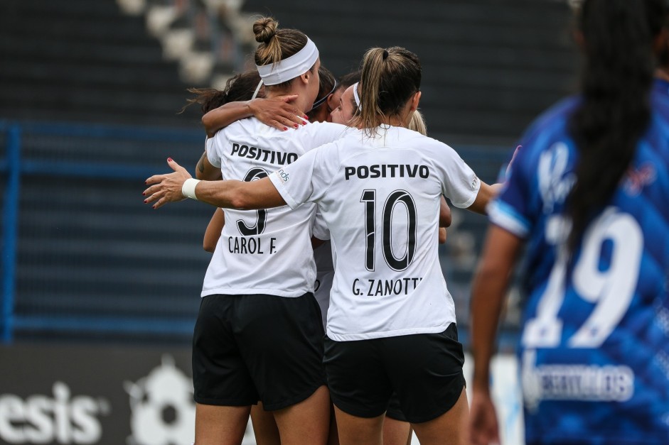 Jogadoras do Corinthians Feminino comemorando mais um gol contra o Taubat