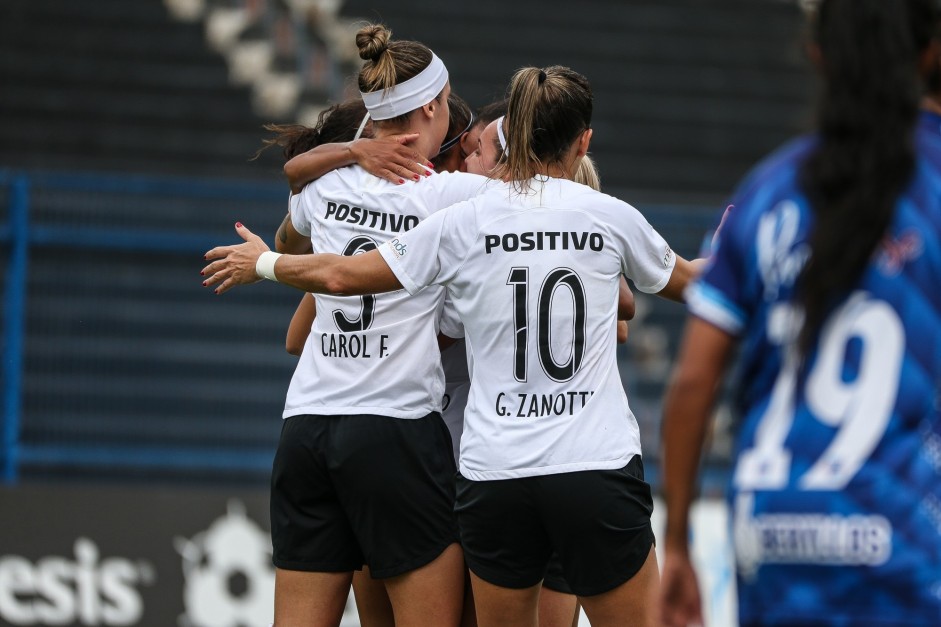 Jogadoras do Corinthians Feminino comemorando mais um gol contra o Taubaté