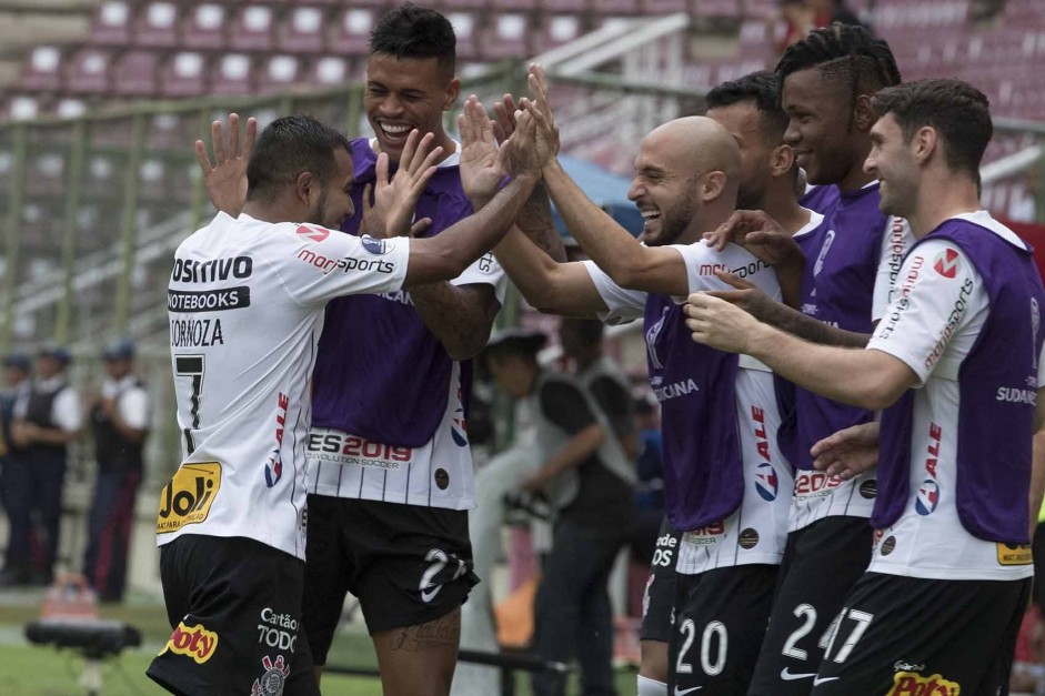 Jogadores comemoram gol de Sornoza contra o Deportivo Lara, pela Sul-Americana