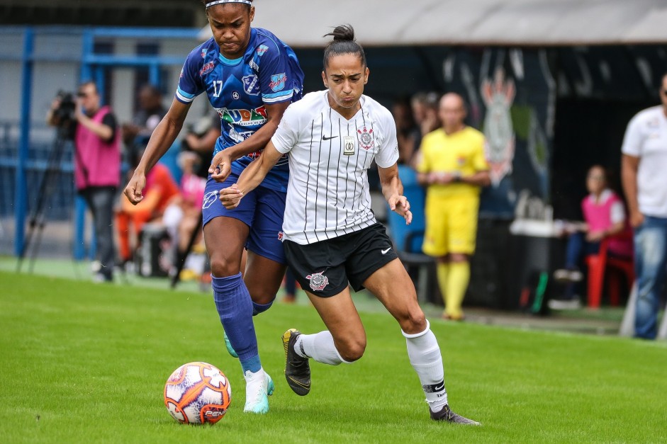 Katiúscia em jogada contra o Taubaté, pelo Paulista Feminino