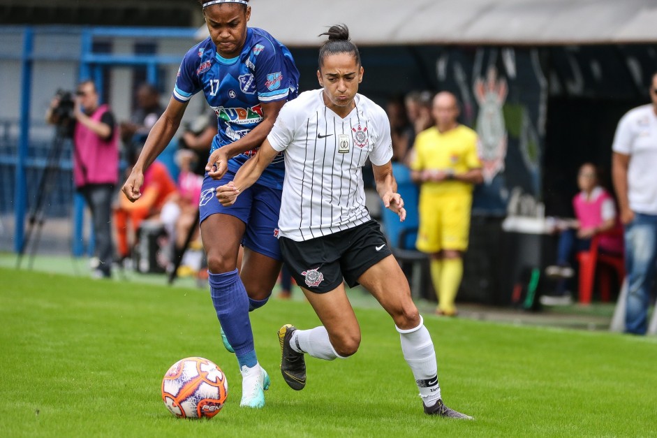 Katiscia em jogada contra o Taubat, pelo Paulista Feminino