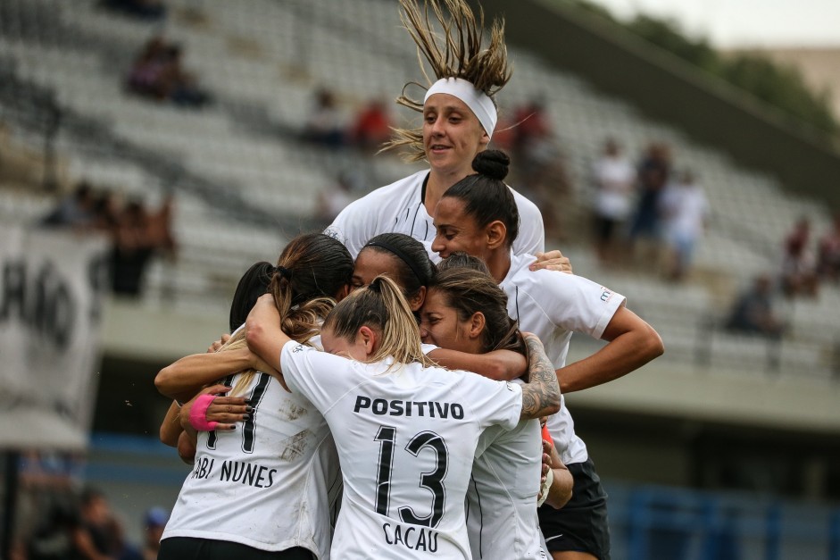 Pardal e companheiras comemorando um dos gols do Corinthians Feminino sobre o Taubaté