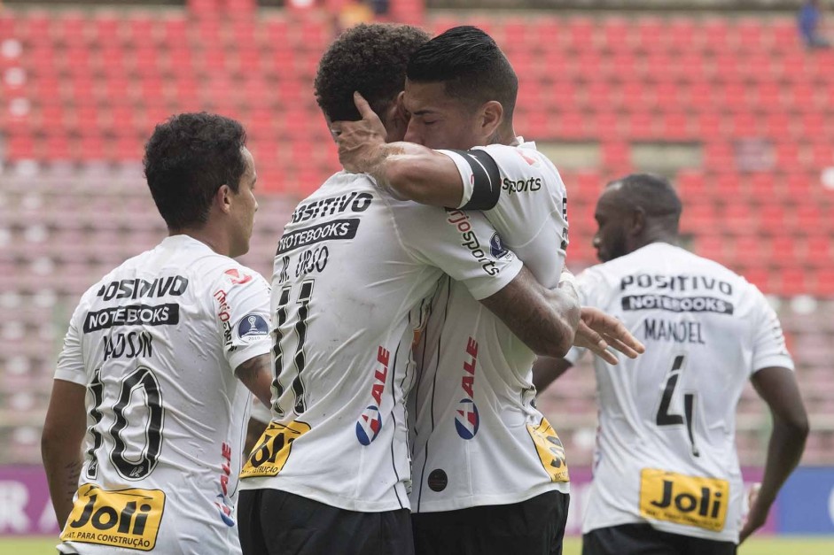 Ralf e Júnior Urso comemorando o gol dele contra o Deportivo Lara, na Venezuela