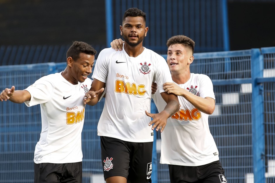 Ruan, Nathan e Rafinha comemorando o gol do atacante contra o So Caetano, pelo Paulista Sub-20