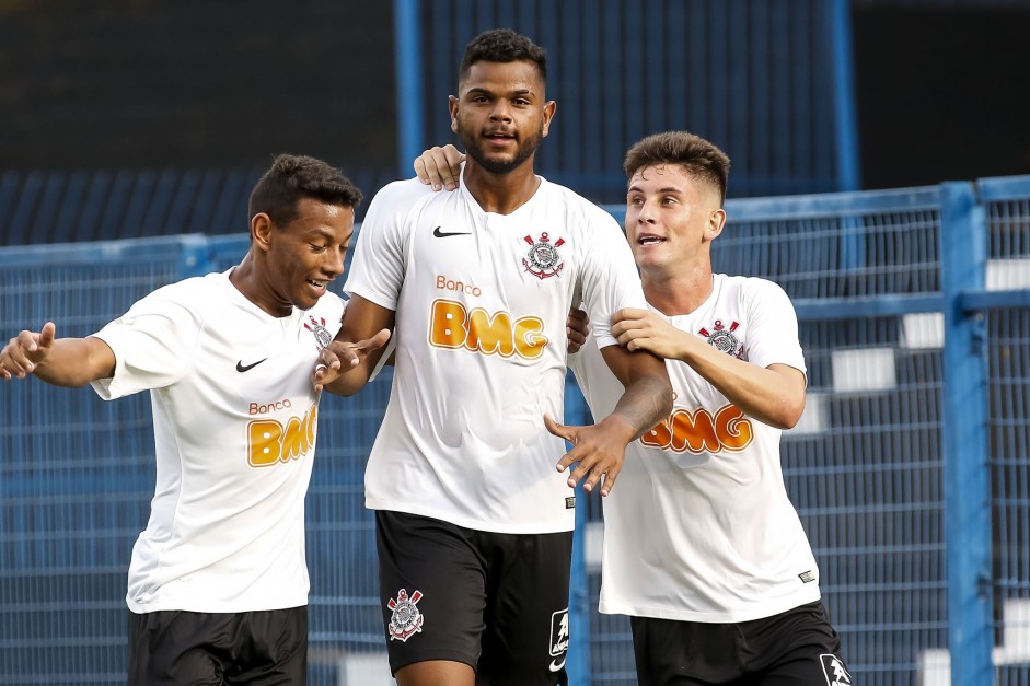Ruan, Nathan e Rafinha comemorando o gol do atacante contra o São Caetano, pelo Paulista Sub-20
