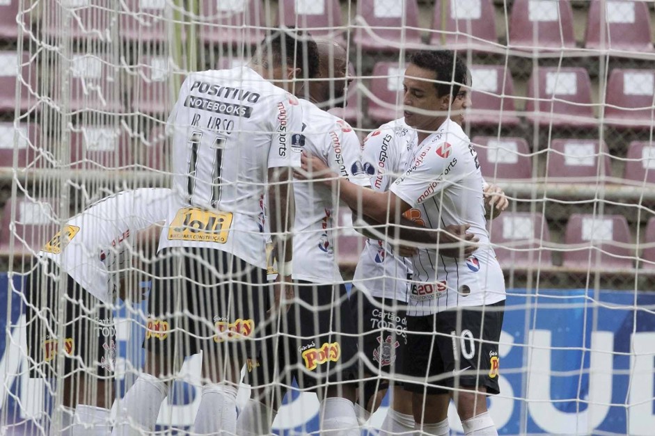 Sornoza comemora com companheiros seu gol contra o Deportivo Lara, pela Sul-Americana